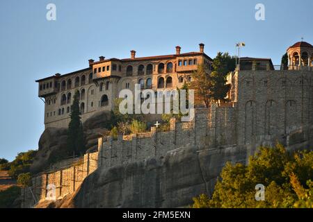 Sonnenaufgangslandschaft mit Panoramablick auf das Kloster des Großen Meteorons aus dem 14. Jahrhundert auf den Felsformationen von Meteora in Thessalien, Griechenland. Stockfoto