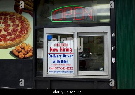 New York, USA. August 2012. Ein Mietschild für einen Lieferfahrer mit Fahrrad in einem Fenster einer Papa John's Pizza-Franchise in Washington Heights in New York am Sonntag, den 12. August 2012. (Foto von Frances M. Roberts) Quelle: SIPA USA/Alamy Live News Stockfoto