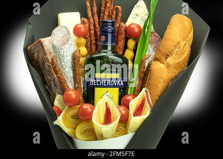 Warschau, Polen - 25. März 2021: Originelle Geschenksträuße aus Speisen und Alkohol. Ein ursprünglich entworfenes Geschenk in Form eines Bouquets von Lebensmitteln. bu Stockfoto