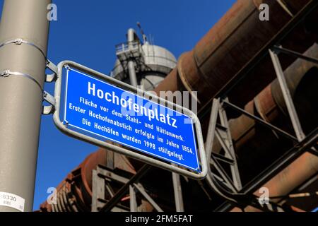 Hochofenplatz, Schilder zur historischen Stätte des ehemaligen ThyssenKrupp-Stahlwerks in Phoenix West, Dortmund, Deutschland Stockfoto