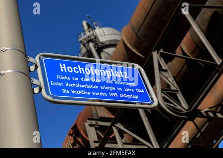 Hochofenplatz, Schilder zur historischen Stätte des ehemaligen ThyssenKrupp-Stahlwerks in Phoenix West, Dortmund, Deutschland Stockfoto