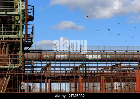 Auf dem Skywalk laufen die Menschen in den stillstehen Stahlwerken und Hochofenschmiedewerken Phoenix West, ehemals Teil von ThyssenKrupp in Dortmund Stockfoto