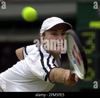 Martina Hingis im Einsatz gegen Venus Williams am 2000. Juli in ihrem Viertelfinalspiel in Wimbledon . In drei Sätzen geht der Hingis verloren Stockfoto