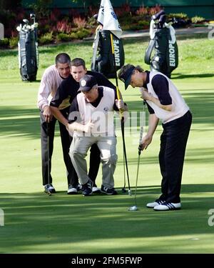 RYDER CUP 2002 AM GLOCKENTURM 24/9/2002 LANGER PUTTS AM 10. VON SEINEM CADDIE, SERGIO GARCIA UND JASPER PARNEVIK BILD DAVID ASHDOWN BEOBACHTET. RYDER CUP GLOCKENTURM 2002 Stockfoto