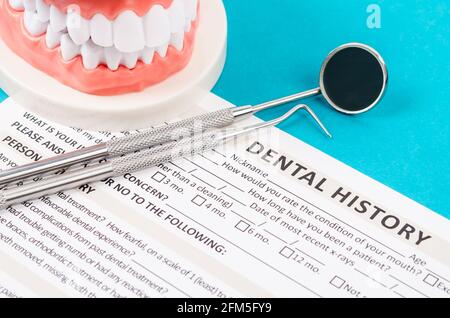 Neuer Patient medizinische Form mit Modell Zahn und zahnärztliche Instrumente. Zahnmedizinische Gesundheit und Zähne Pflegekonzept. Stockfoto