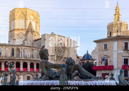 Turia-Brunnen (Fuente del Turia) mit Neptun-Statue auf dem Platz (Plaza de la Virgen) in Valencia, Spanien Stockfoto