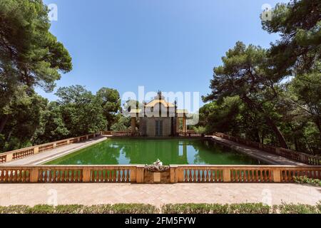 Smaragdwasserteich im Park des Labyrinths von Horta (Parc del Laberint d'Horta) in Barcelona, Spanien Stockfoto