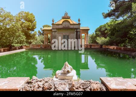 Teich mit grünem Wasser im Park des Labyrinths von Horta (Parc del Laberint d'Horta) in Barcelona, Spanien Stockfoto