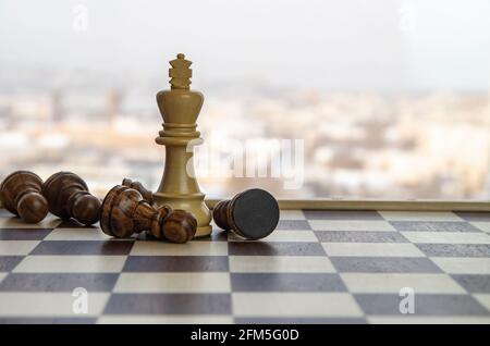 Schwarz-weiß König Schachstück . Schachspiel-Figur. Schachfiguren. Brettspiele. Strategiespiele. Kreatives Minimalkonzept Stockfoto