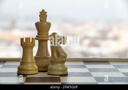 Schachfiguren auf einem Schachbrett aus der Nähe, Schachkönig, Rook und Ritter. Stockfoto
