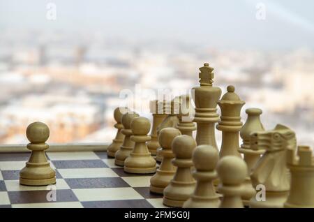 Anführer. Weiße Schachfiguren auf dem Schachbrett. Team Stockfoto