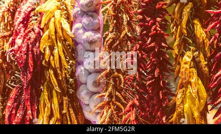 Bündeln von roten und gelben Paprika und Knoblauch (Vintage-Fotoeffekt) Stockfoto