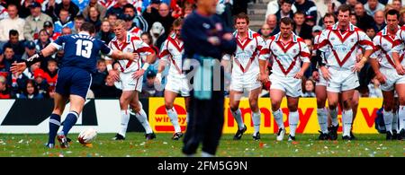 DAS FINALE DES KELLOGG'S NUTRI-GRAIN CUP IN MURRYFIELD 27/4/2002 FARRELL STARTET UM DAS TORBILD DAVID ASHDOWN. RUGBY LEAGUE Stockfoto