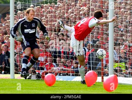 ARSENAL V EVERTON 11/5/2002 FRANCIS JEFFERS ERZIELT DAS 4. TORBILD VON DAVID ASHDOWN. FUSSBALL Stockfoto