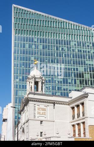 Victoria Palace Theatre und Nova South Bürogebäude, Victoria Street, Victoria, City of Westminster, Greater London, England, Vereinigtes Königreich Stockfoto