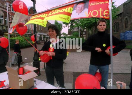 DIE PARLAMENTSWAHLEN AM 2001. JUNI SHAUN WOODWARD WAR HEUTE AUF EINER WAHLKAMPFREISE ZUM EINKAUFSZENTRUM IN ST. HELEN'S. DIE FRAU IST SEINE FRAU CAMILLA WOODWARD, AUS DER SAINSBURY SUPERMARKTFAMILIE, DIE IHM BEI SEINER KAMPAGNE GEHOLFEN HAT. DER MANN IN SCHWARZ IST BEN, DER WOODWARDS PERSONAL ASSISTANT 5.6.01 PIC:JOHN VOOS Stockfoto