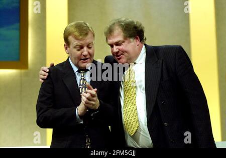 LIB DEM KONFERENZ - BOURNEMOUTH GENERALDIREKTOR DES CBI, DIGBY JONES, NACH SEINER REDE AUF DER BÜHNE MIT CHARLES KENNEDY. BILD: JOHN VOOS 25. September 2001 Stockfoto