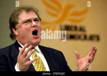 LIB DEM-KONFERENZ - DIGBY JONES, GENERALDIREKTOR DES CBI VON BOURNEMOUTH, SPRICHT ZU DER KONFERENZ. BILD: JOHN VOOS 25. September 2001 Stockfoto