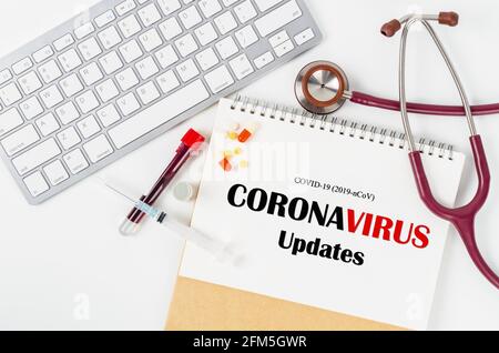CORONAVIRUS-UPDATES und Impfstofffläschchen mit Probenblut im Röhrchen für Tests im Labor. Covid-19-Konzepte und Coronavirus. Stockfoto
