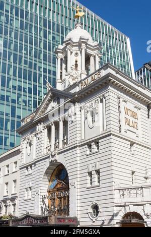 Victoria Palace Theatre und Nova South Bürogebäude, Victoria Street, Victoria, City of Westminster, Greater London, England, Vereinigtes Königreich Stockfoto