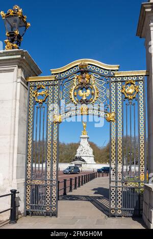 Victoria Memorial durch das vergoldete Tor, Buckingham Palace, Westminster, City of Westminster, Greater London, England, Vereinigtes Königreich Stockfoto