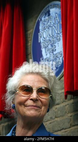 EZRA POUND'S TOCHTER MARY DE RACHEWILTZ, DIE EIN ENGLISCHES ERBE ENTHÜLLT BLAUE PLAKETTE FÜR DEN AMERIKANISCHEN DICHTER IM KENSINGTON CHURCH WALK TODAY,11/8/04 PILSTON Stockfoto