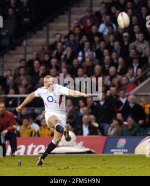 IN TWICKENHAM SCHLÄGT MIKE TINDALL GEGEN AUSTRALIEN EINE STRAFE 27/11/2004 BILD DAVID ASHDOWN RUGBY ENGLAND Stockfoto