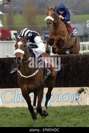 NATIONAL HUNT FESTIVAL CHELTENHAM 2. TAG DIE QUEEN MUTTER VERFOLGUNGSJAGD MOSKAU FLYER KOMMT ÜBER DAS LETZTE 12/3/2003 BILD DAVID ASHDOWN PFERDERENNEN Stockfoto