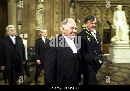 Michael Martin Neuer Sprecher des Unterhauses, Oktober 2000 Bearbeitung durch die zentrale Lobby, nachdem er die Herren besucht hatte, um seine Ernennung zu bestätigen. Er ist mit schwarzer Rute. Stockfoto