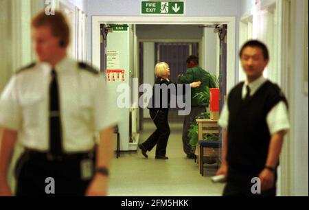 FELTHAM: JUNGE STRAFTÄTERIN, JUGENDEINHEIT. EIN GEFÄNGNISBEAMTER FRICKELTE EINEN STRAFTÄTER IM ERZIEHUNGSFLÜGEL. Stockfoto