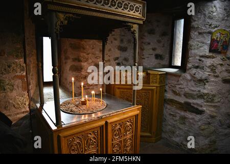 Byzantinische Kirche Steinmauer mit einem Kerzenständer am Großen Meteoron Heiligen Kloster in Kalambaka, Thessalien Griechenland. Stockfoto