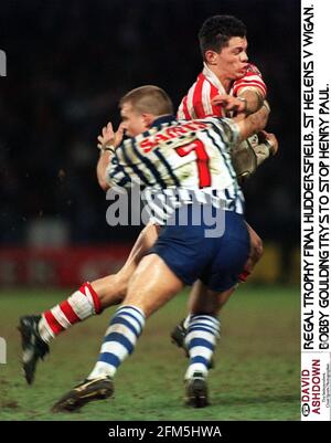 St Helens V Wigan Regal Trophy Finale Bobby Goulding Trys Um Henry Paul Zu Stoppen Stockfoto