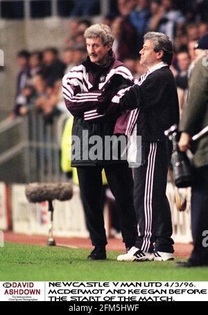 Kevin Keegan Newcastle United Manager mit dem Assistenten Terry McDermot vor Der Beginn der Newcastle United gegen Manchester United Premier Ligaspiel Stockfoto