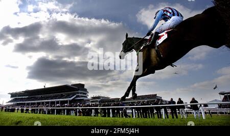 NATIONAL HUNT FESTIVAL CHELTENHAM 3. TAG DER GOLD CUP AM BESTEN MATE KOMMT ÜBER DAS LETZTE 13/3/2003 BILD DAVID ASHDOWN PFERD RENNEN Stockfoto