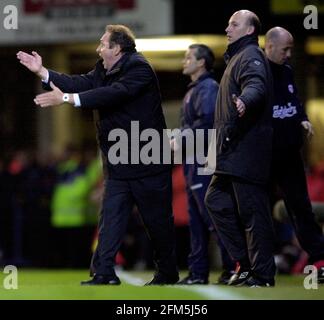 IPSWICH TOWN V LIVERPOOL APRIL 2001 LIVERPOOL MANAGER GERARD HOULLIER FORDERT SEINE SPIELER AUF Stockfoto