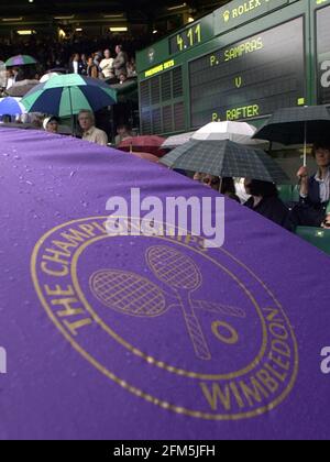 REGEN, DER DAS FINALE DER HERREN IN WIMBLEDON VERSCHIEBT - 2000. JULI ZWISCHEN PAT RAWTER UND PETE SAMPRAS. Stockfoto