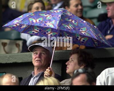 PAT RAFHER'S MAMA UND PAPA WÄHREND DES MEN'S S FINALES - JULI 2000 IN WIMBLEDON. Stockfoto