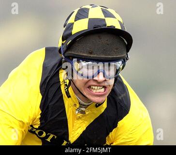 NATIONAL HUNT FESTIVAL CHELTENHAM 1. TAG DIE MEISTERHÜRDE RICHARD JOHNSON AUF HAHN BOOOSTER NACH DEM GEWINN VON 11/3/2003 BILD DAVID ASHDOWN RACING CHELTENHAM Stockfoto