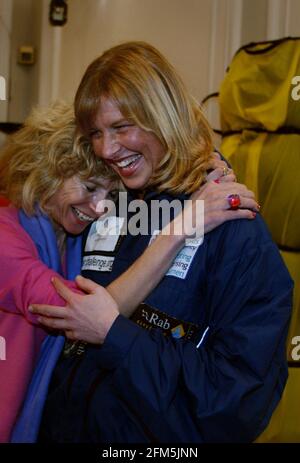 POLAR EXPLORER FIONA THORNEWILL IST WIEDER MIT IHRER 'RIVALIN' ROSIE VEREINT STANCER AUF IHRER RÜCKKEHR VON DER STANGE BEI EINER PRESSE KONFERENZ IM FORIGN PRESS CLUB LONDON,5/2/04 PILSTON Stockfoto