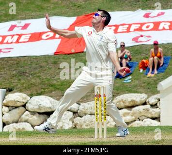 ENGLAND V CARIB BIER X1 AUF DEM GELÄNDE DER DREI WWW UNI OF THE WEST INDIES 26/3/2004 ASHLEY GILES BOWLING BILD DAVID ASHDOWN CRICKET IN DEN WESTINDISCHEN INSELN Stockfoto