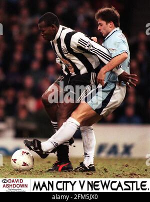 Keith Curle versucht, Faustino Asprilla den Ball abzuholen Newcastle United gegen Manchester City Premier League Stockfoto