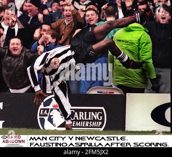 Faustino Asprilla tut cartwheel nach dem Tor Newcastle United V Manchester City Premier League Stockfoto