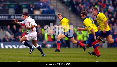 RUGBY IN TWICKENHAM ENGLAND V ROMANIA 17/11/2001 ROBINSON AUF DEM WEG ZU SEINEM ERSTEN ANGLERBILD DAVID ASHDOWN. RUGBY Stockfoto