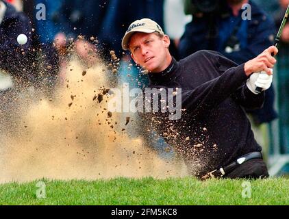 VOLVO PGA CHAMPIONSHIP IN WENTWORTH 25 HANSEN-BUNKER DURCH DEN 5/2002. 3. SCHUSS BILD DAVID ASHDOWN. Stockfoto