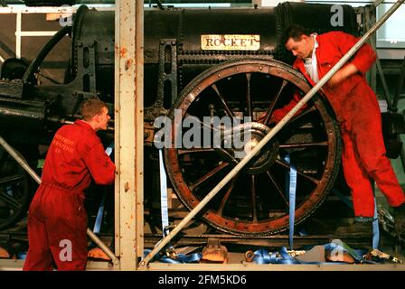 DIE RAKETENLOKOMOTIVE, 1829. NACH EINEM BESUCH DES NATIONAL RAILWAY MUSEUM IN YORK ZURÜCK ZUM SCIENCE MUSEUM. AUSGEPACKT WERDEN, BEVOR SIE IN DER GALERIE „MAKING THE MODERN WORLD“ EINGESETZT WERDEN. Stockfoto