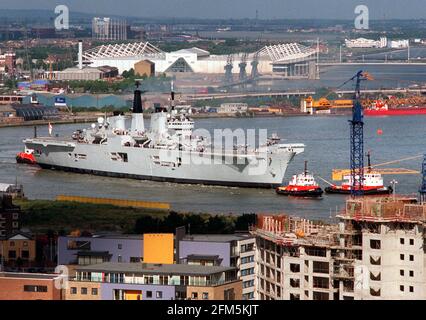 Die Royal Navys Aircraft Carrier HMS Invincible Juli 2000 Segeln Die Themse hinauf Stockfoto