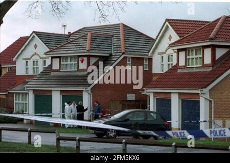 Das Haus (rechts) am Stadtrand von Camberley, wo vier Es wurden Personen gefunden, darunter zwei Kinder der Familie Smith In einem Haus auf dem Landgut im Süden getötet England früher heute Stockfoto