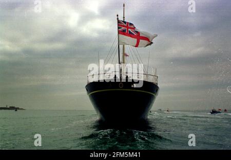 Royal Yacht Britannia verlässt Portsmouth für seine letzte Kreuzfahrt nach Der Fernost, wo ich in Hongkong heraussuchen werde Up Chris Pattern im Juli - der letzte britische Gouverneur Da die Kolonie an China übergeben wird Stockfoto