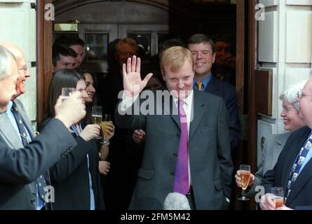 Der britische Liberaldemokrat Charles Kennedy lächelt, als er am 8. Juni 2001 am Londoner Hauptquartier der Partei ankommt. Die Mitte-Links-Liberaldemokraten feierten heute ihren eigenen Sieg, nachdem die Wähler Kennedys Partei zu ihrer besten aller Zeiten katapultiert hatten Stockfoto