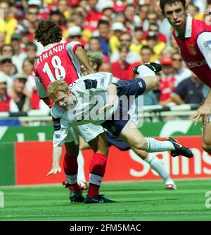 Paul Scholes Manchester United Gerät am 1999. August in einen Sturz Das Charity Shield Spiel gegen Arsenal in Wembley Stockfoto